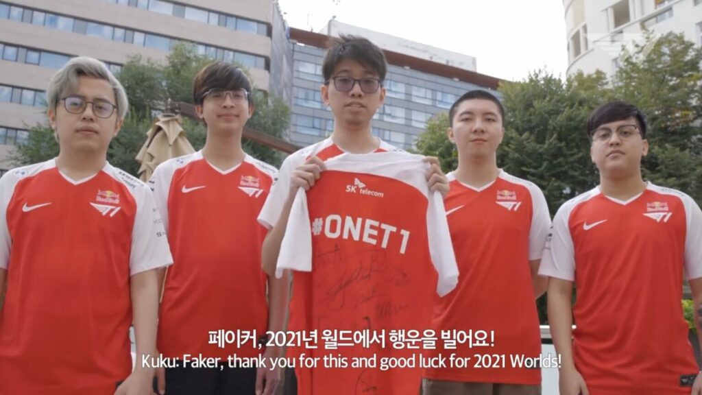 T1 superstars Faker at Kuku chini-cheer ang isa't-isa sa Worlds 2021 at TI10
