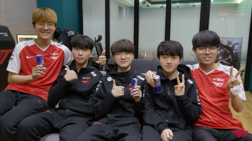 T1 superstars Faker at Kuku chini-cheer ang isa't-isa sa Worlds 2021 at TI10
