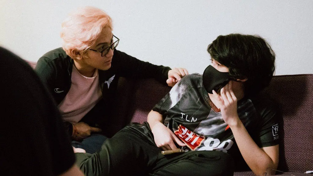 Panoorin kung paano sinayawan ng Puck ni Mikoto ang Soniqs sa Arlington Major 2022 Mikoto (sa kanan) kasama ang Talon Esports team manager na si Brando