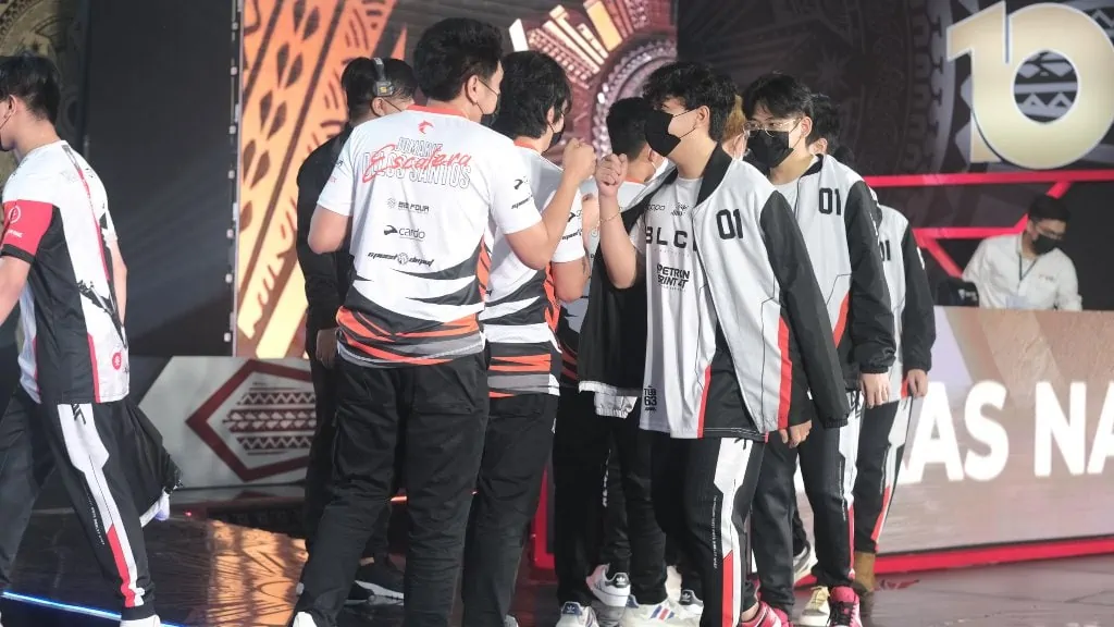 Blacklist International bumalik sa winning track, sinelyo ang malinis na 2-0 panalo kontra TNC Blacklist International at TNC handshake