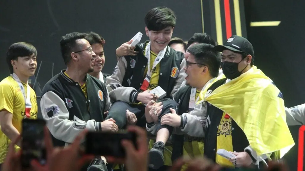 Ito ang dahilan kung bakit naiyak si Kairi matapos makuha ang kampeonato sa MPL ID S10 Kairi binuhat ng mga kakampi at coaches ng ONIC Esports