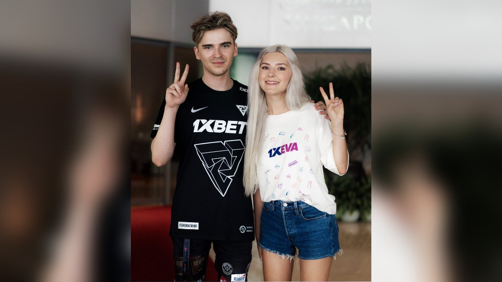 TI11 champion skiter ibinunyag na pinilit siya ng DPC admins na umihi sa isang bote skiter ng Tundra Esports kasama si Eva Elfie