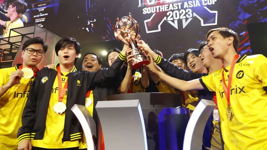 Kumpletong listahan ng Pinoy imports sa Mobile Legends Professional Leagues sa 2023 ONIC Esports raising the MSC 2023 trophy